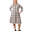 Kauluksellinen mekko "Kai" kahdella röyhelöllä, 3/4 suorat hihat, beige skottiruutu
