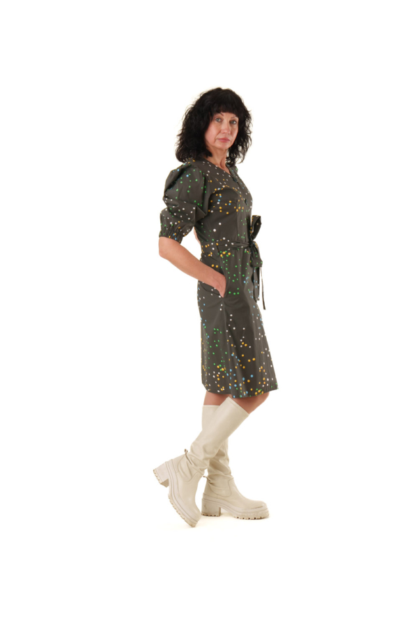 Klassikaline lühike kleit “Kristi”, puhvis varrukatega, tumehall täpiline - Image 4