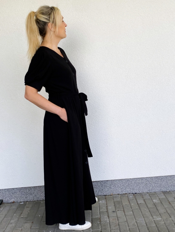 Lendleva seelikuga maksipikkuses kleit “Krista”, lühikeste voltidega varrukatega, must - Image 5