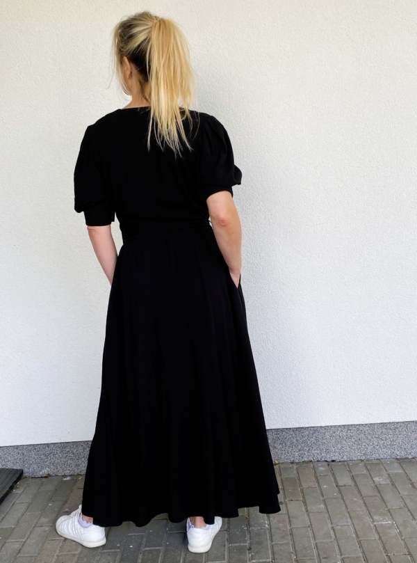 Lendleva seelikuga maksipikkuses kleit “Krista”, lühikeste voltidega varrukatega, must - Image 2