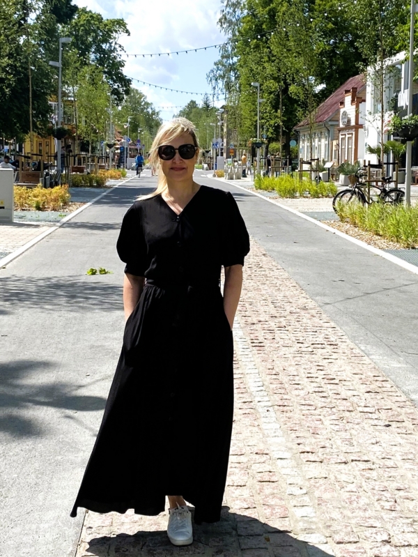 Lendleva seelikuga maksipikkuses kleit “Krista”, lühikeste voltidega varrukatega, must - Image 6