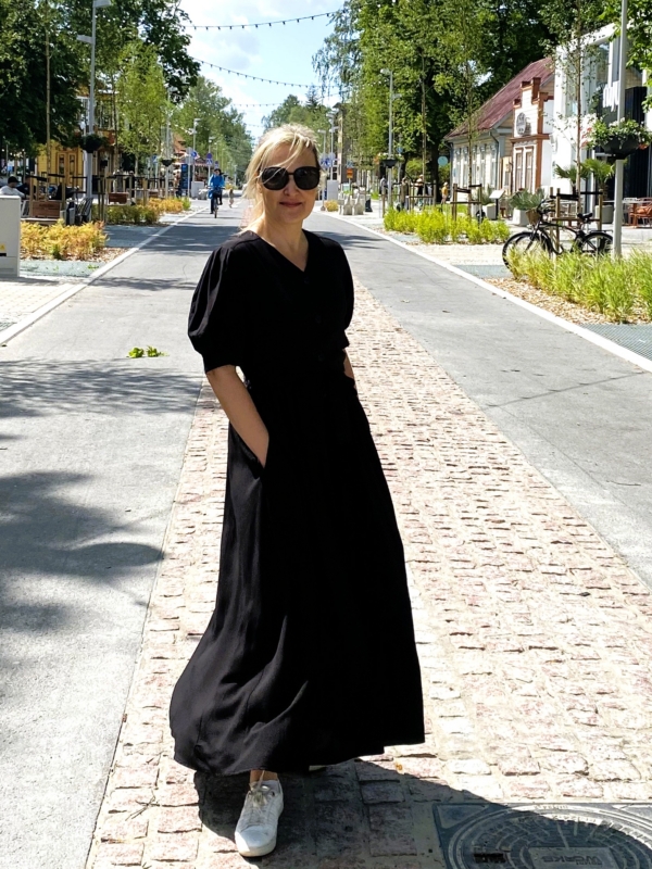 Lendleva seelikuga maksipikkuses kleit “Krista”, lühikeste voltidega varrukatega, must - Image 7
