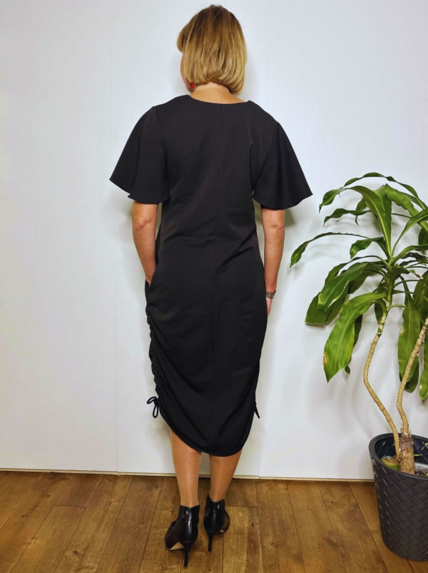 Kroogitud külgedega kleit "Kristin", laiade lühikeste varrukatega, must - Image 6