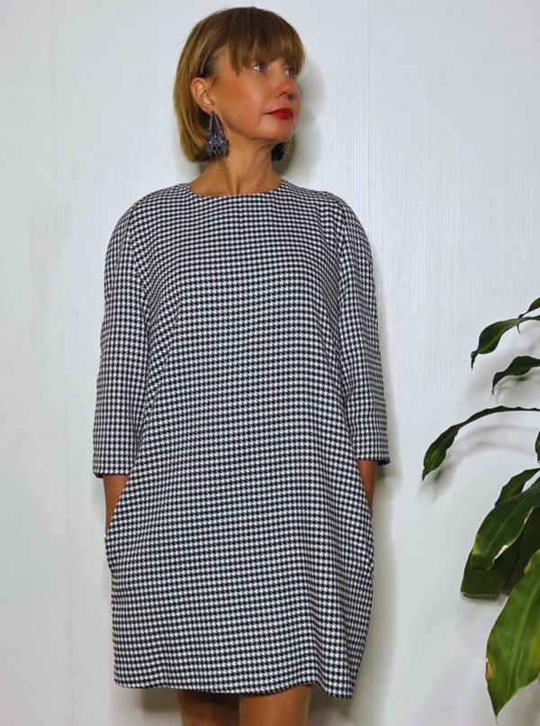 Tagant voldiga kleit "Katrin", 3/4 pikkuses varrukatega, must-valge ruuduline