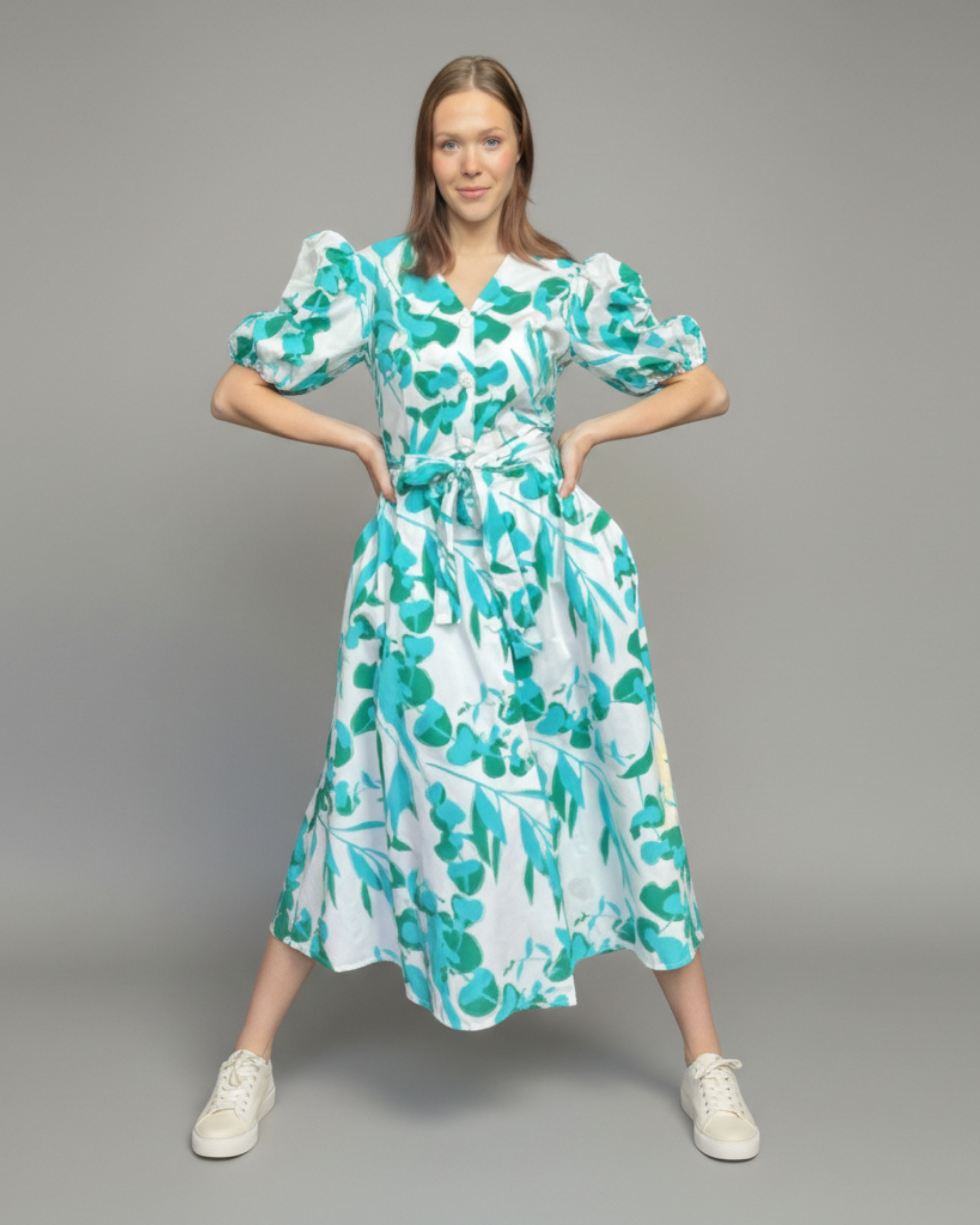 Koheva seelikuga midipikkuses kleit “Kai”, suurte puhvis varrukatega, valge sinakasrohelise mustriga