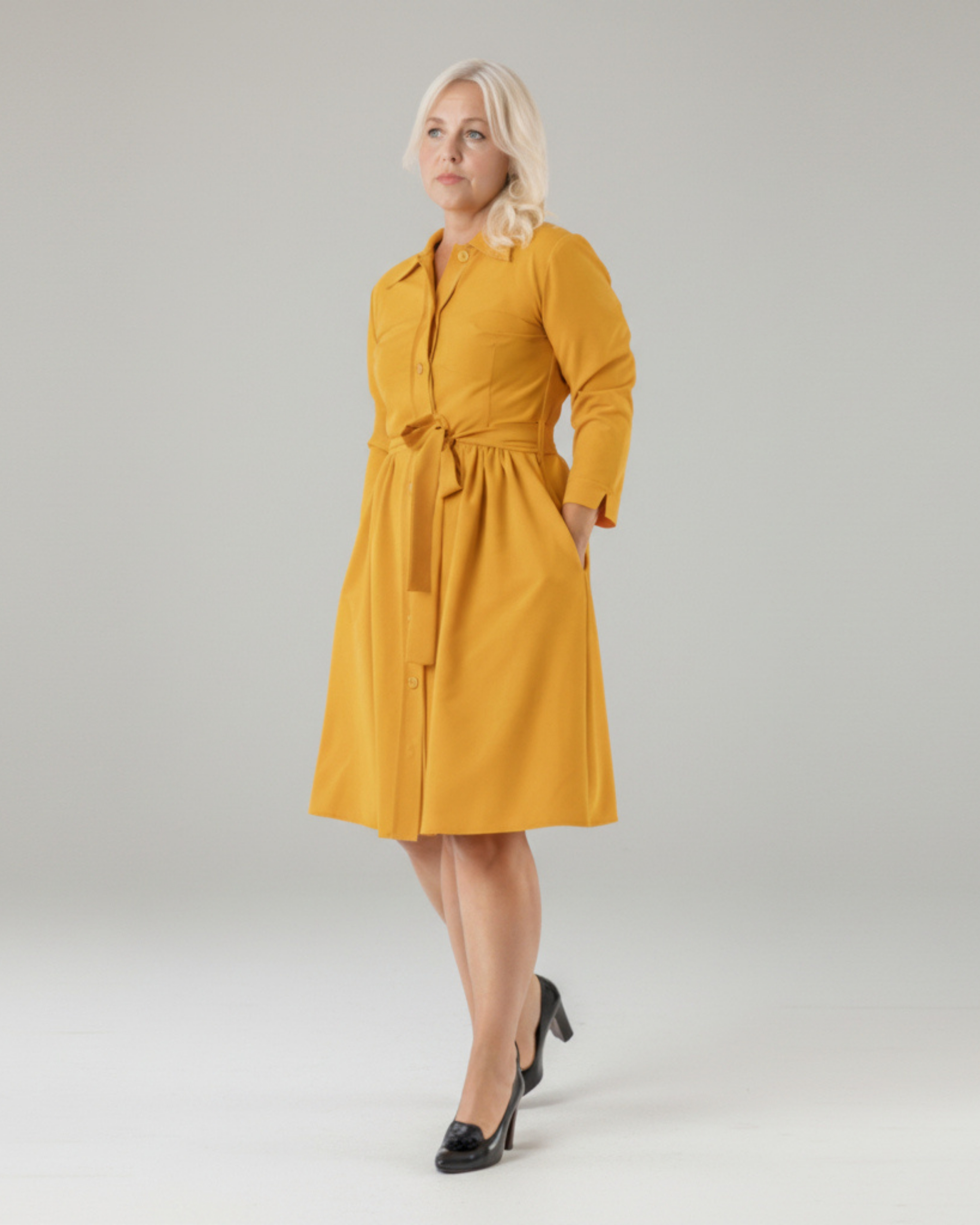 Kraega kleit “Kai”, 3/4 pikkuses sirgete varrukatega, kollane